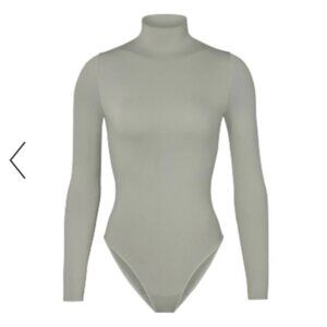 Skims essential mock neck long sleeve bodysuit agave size s/m